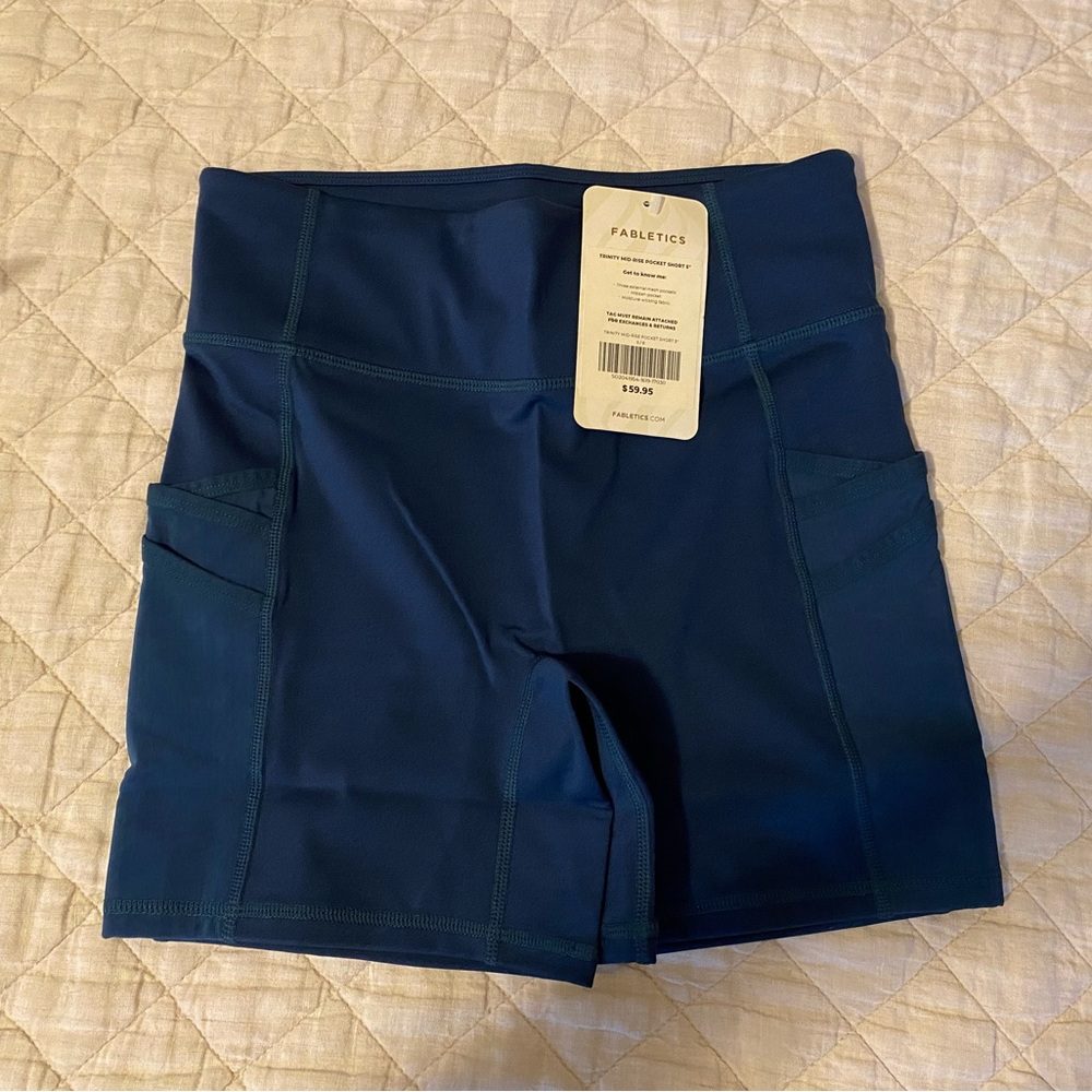 Fabletics Trinity Mid-rise Pocket Short 5”